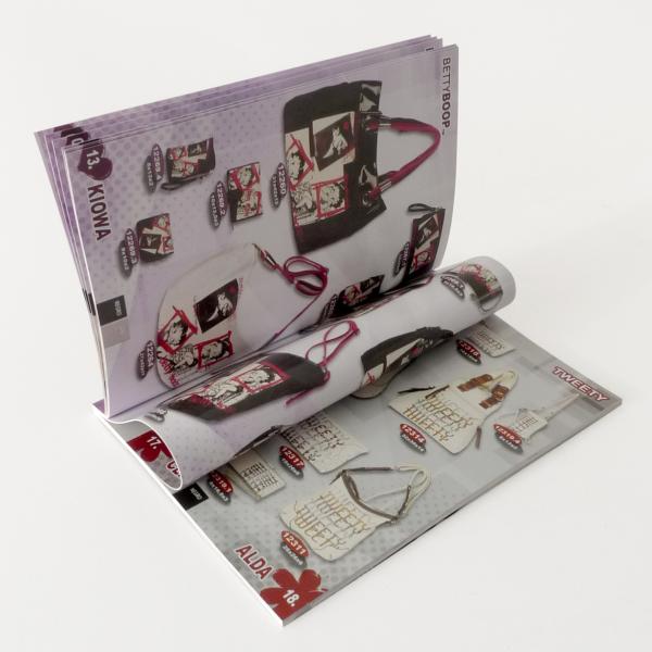 Collez piquer d'attache/selle les magazines brillantes du commerce d'impression de papier CIS ou de C2S d'art