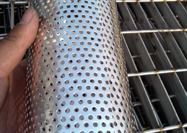 0.4mm Thickness Perforated Wire Mesh Metal Tube 200mm OD Mill Edge
