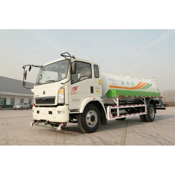 SINOTRUK HOWO 4×2 Light 5000L Water Tanker Truck With Diesel / Water Spray Vehicle
