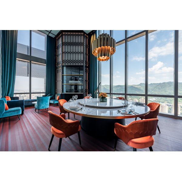 Conjunto de mobiliário de hotel e restaurante Inclui mesa de jantar elétrica com cadeiras de jantar correspondentes