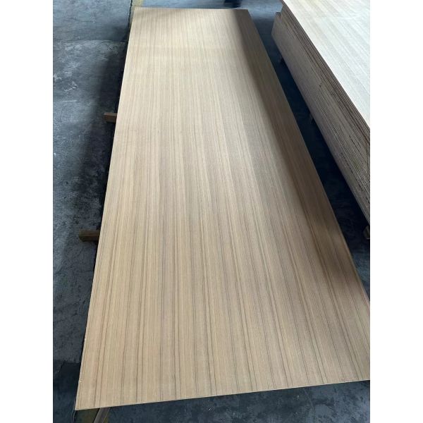 Hoja de chapa natural cortada en rodajas de madera de teca de Birmania, cortada en cuartos y cortada en corona para contrachapado