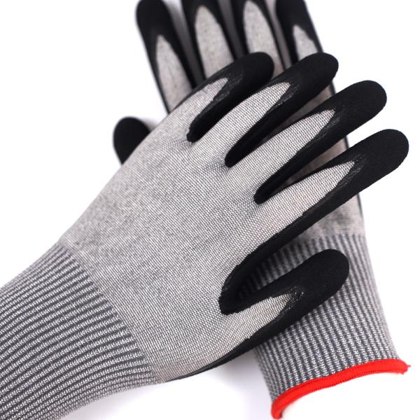 Gants de travail résistants aux coupures revêtus de nitrile de calibre 13 Fonctionnalité d'écran tactile revêtu de palme