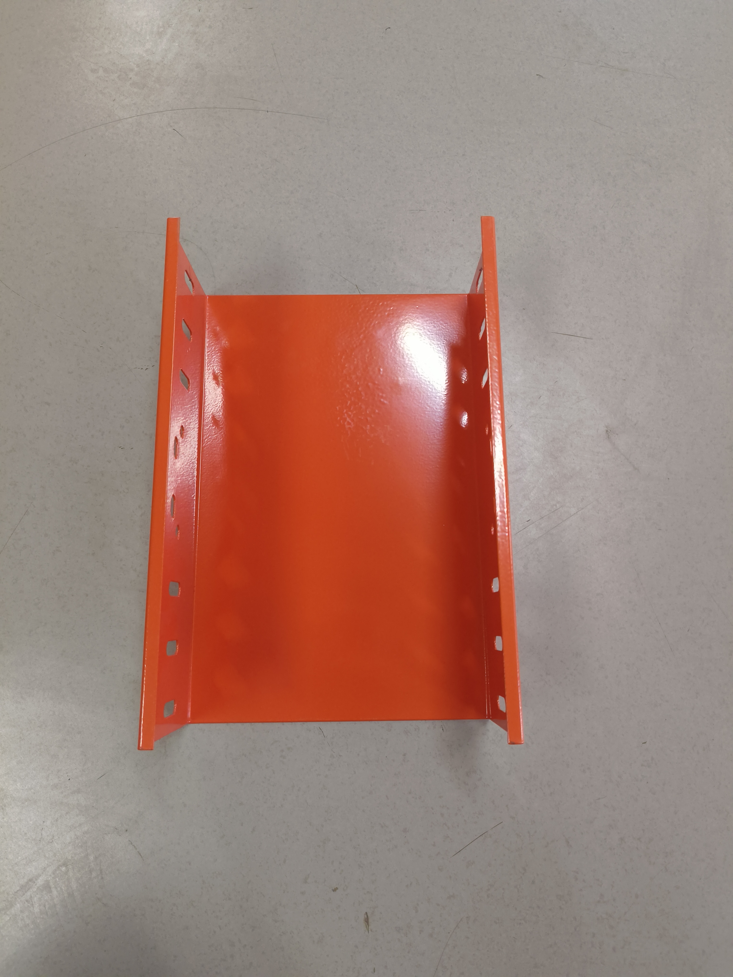 Anti-Corrosion Solid Bottom Trough Cable Tray with Custom Dimensions for Enclosed Channel Cable Protection