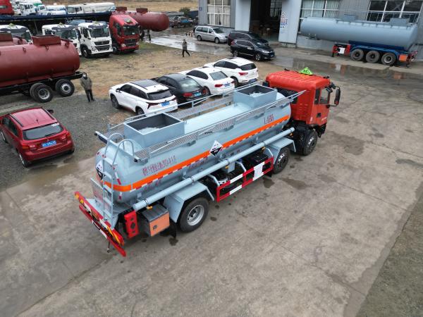 10.5 CBM Three Axle Sulfuric Acid Tanker Dongfeng Corrosive Tank Truck Total Weight 25500kg
