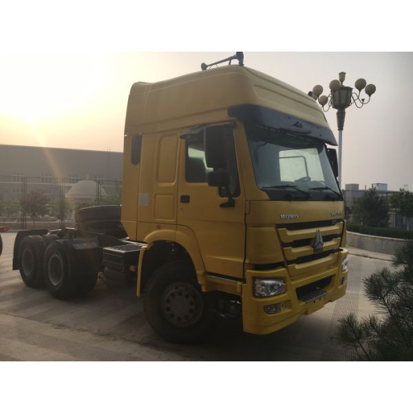 25 Tons White Howo Sinotruk 6x4 Tractor Truck Wd615.47 With High Collision Resistance