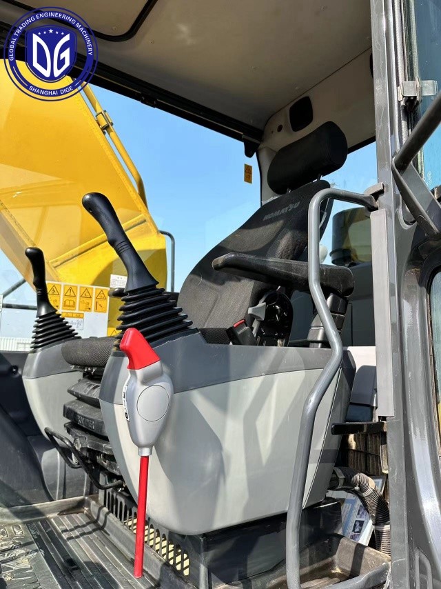 Komatsu PC220-8 Использованный экскаватор с ползучим двигателем Автоматизированная система управления топливом