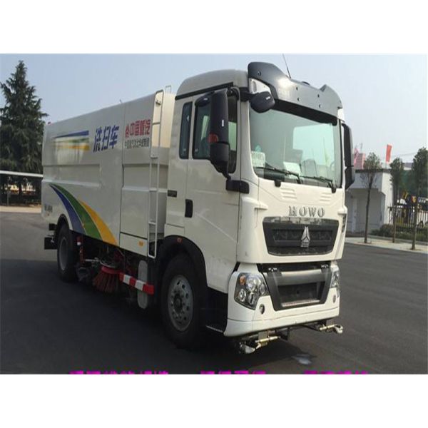 SINOTRUK HOWO 4X2 Road Sweeper Truck 2 Axles For Cleaning Highways / Urban Roads