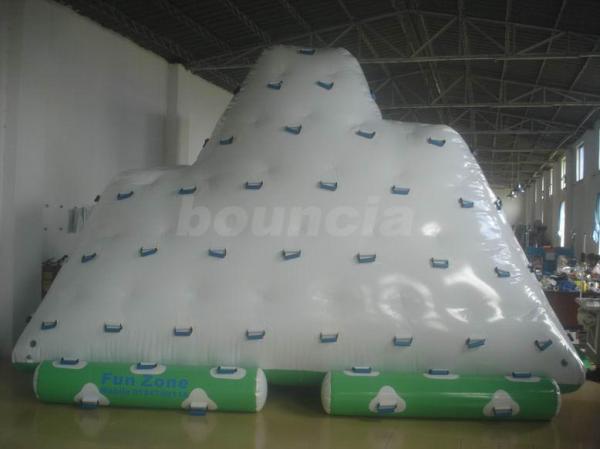 Um deslizamento do lado e três lados que escalam o iceberg inflável da água