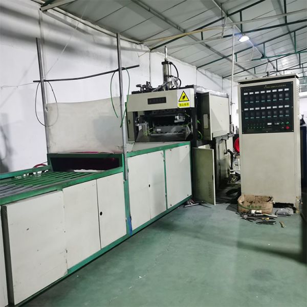 Máquina de termoformagem de plástico de 380V usada 7000kg Para compradores