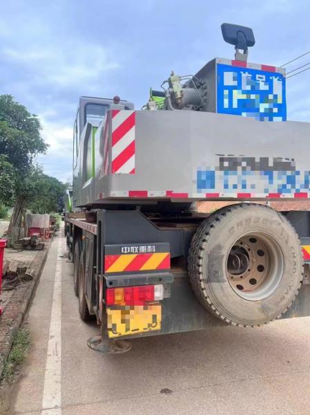 Numéro d'arbre 41m Longueur principale de la tige Zoomlion Ztc250A552 Grue de camion de 25 tonnes Grue mobile utilisée