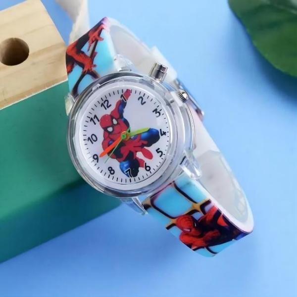 As crianças admiram-se do relógio de pulso colorido cômico do homem-aranha 3BAR do relógio de pulso 20cm
