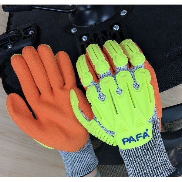 HPPE de jardinage Mechanix a coupé les gants résistants avec des nitriles bleus plongeant sur la paume