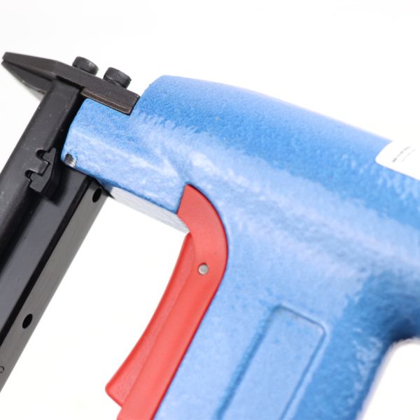 Dispositivo de grapación de aire neumático de nariz corta Dispositivo de grapación de calibre 22 para decoración de muebles 7116sn