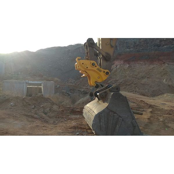 yellow blue Excavator Attachments Q355B Excavator Quick Hitch Coupler For 20 Tons Excavator