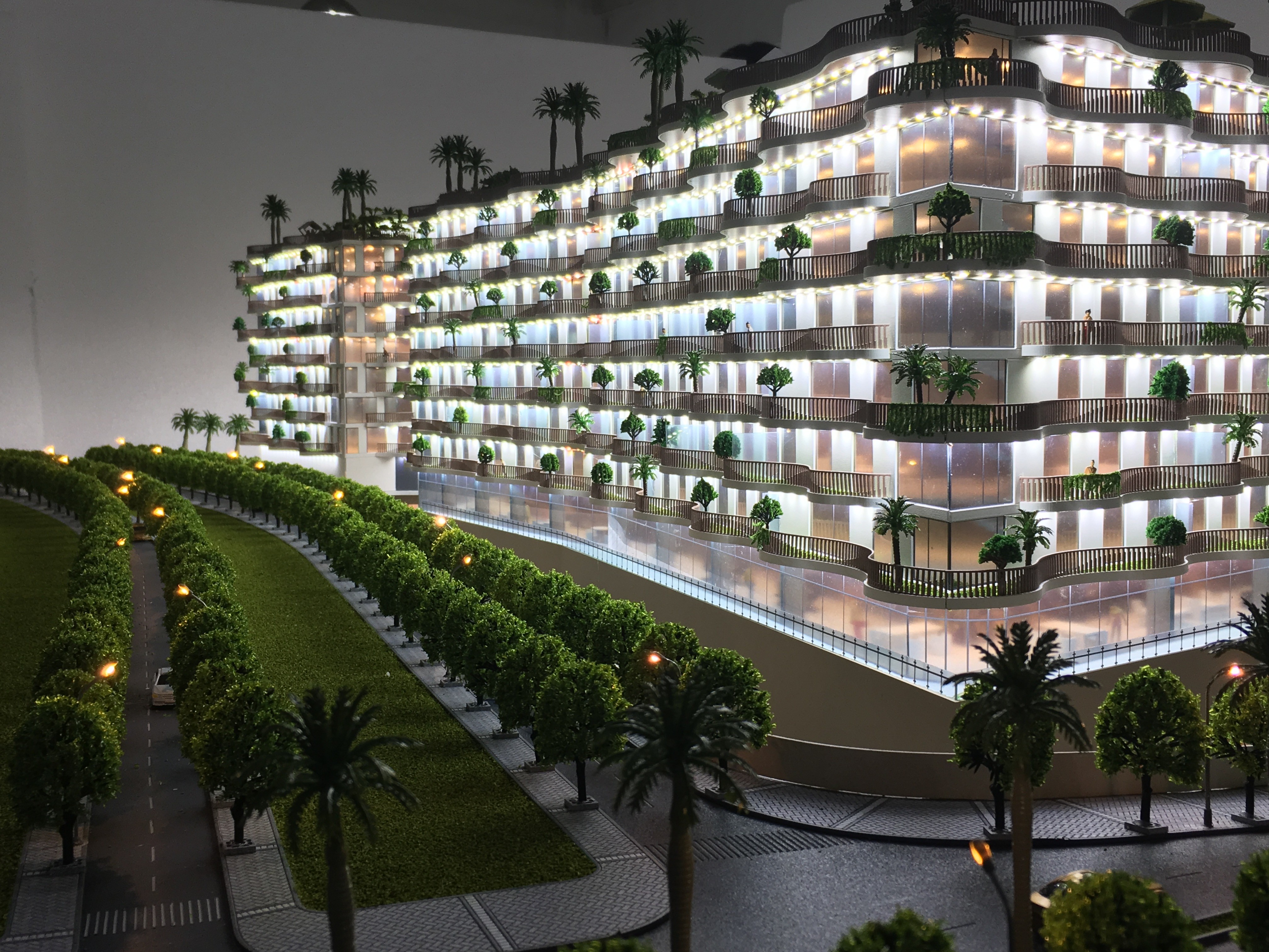 Модель архитектуры отрезка машины акриловая, здание современной архитектуры модельное