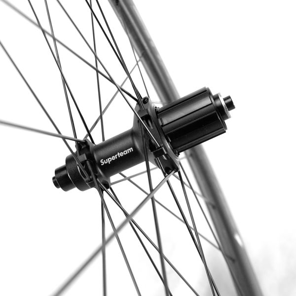 Колесный комплект из углеродного волокна Superteam - это высшее улучшение производительности дорожных велосипедов