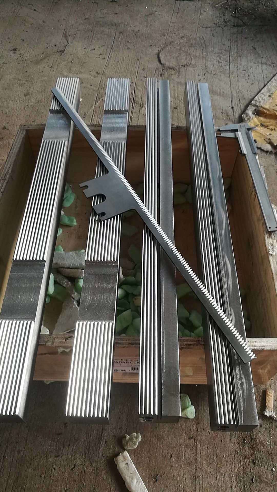 Custom Toothed Long Industrial Blade, High Wear Resistant Sharp Serrated Blade for Packaging Paper Plastic Film Cutting
