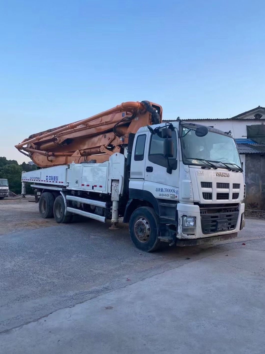 Послепродажное обслуживание Zoomlion 47m Batching Plate Track Mounted Pump Second Pump Truck