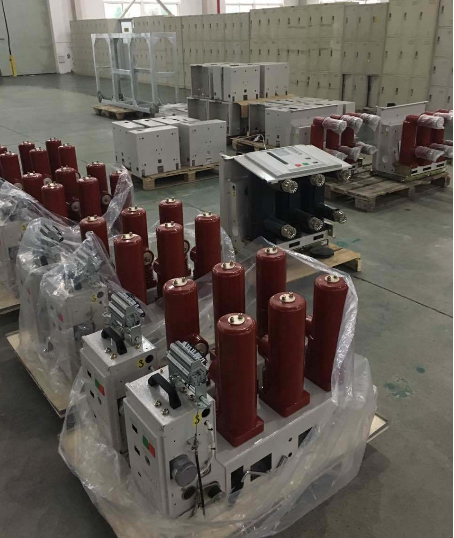 Three Poles 12KV Vacuum Circuit Breaker Outdoor Vacuum Circuit Breaker