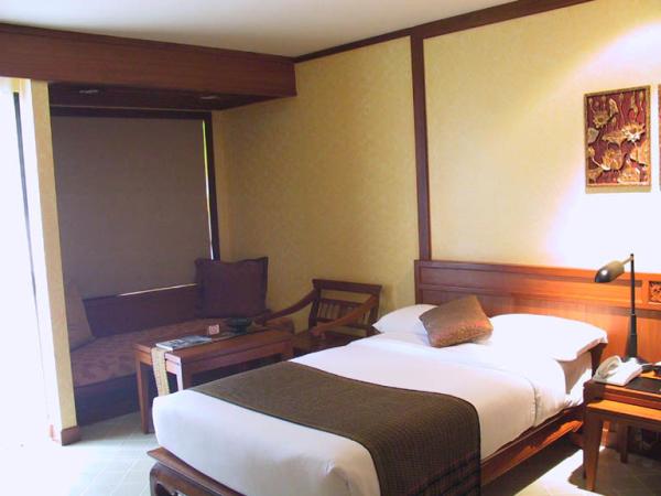Southeast Asian Style 5 Star Hotel Bedroom Furniture Zebrano Veneer Finished Tea Table