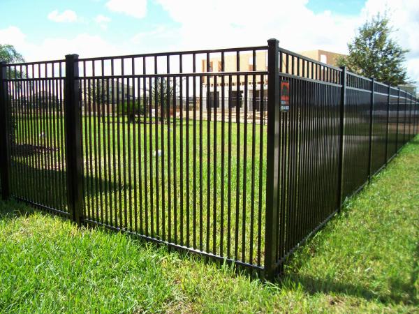 Cerca tubular de aço paliçada de aço para uso externo moderno para piscina com portões de aço antiescalada