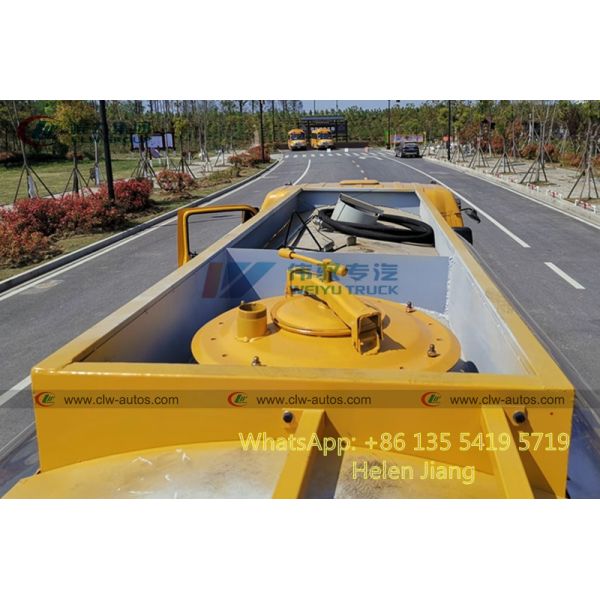 Dongfeng 4x2 6 roule le camion de distributeur du bitume 5000L