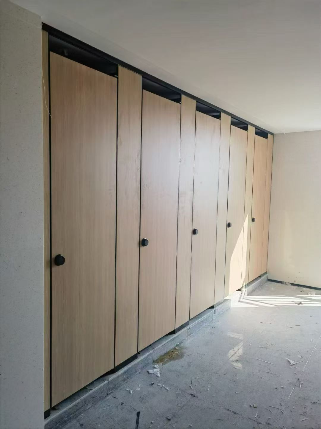 Compact Laminate HPL Toilet Partition, Waterproof Phenolic Restroom Cubicles for Factory Workshop & Office Building