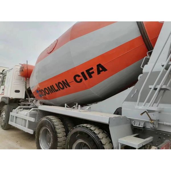 6×4 Sinotruck HOWO Микширующий танкер с размером 8500x2500x3600 мм