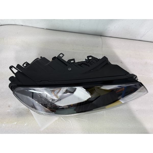 7P1941751  Touareg Headlight 2012 Used OEM Right Headlight Assembly Part number: 7P1 9 41 03 4 C