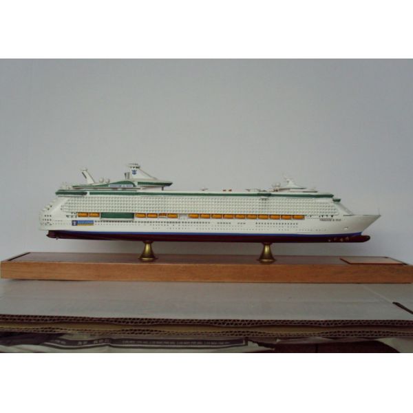 Scale 1:900 Outdoor Decoration Carnival freedom Cruise Ship Model With Alloy Diecast Anchor Material