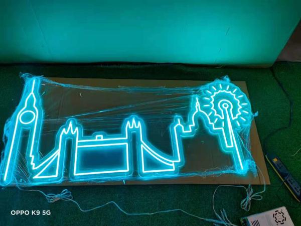 L'enseigne au néon LED faite sur commande a illuminé les lampes au néon