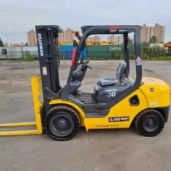 Komatsu 3 Tons Used Diesel Forklift 4.5m Lifting Height 3 Masts Stages 3000KG Load Capacity