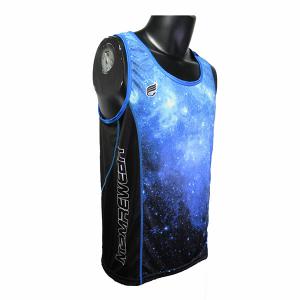 O esporte ocasional da cor azul bonita veste os homens aptos secos que correm