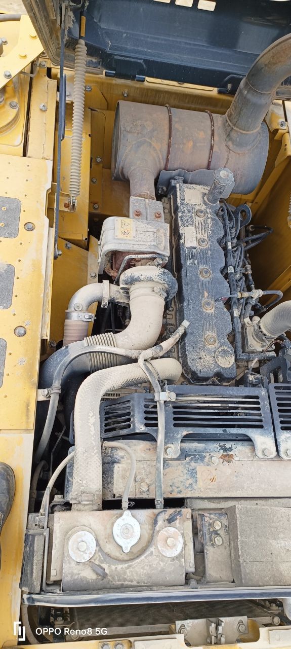 Подержанный экскаватор Komatsu 215-10 Средний на складе Подержанный экскаватор Komatsu PC100