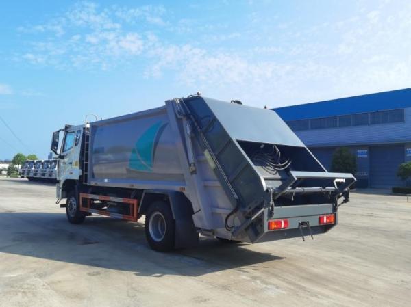Diesel Garbage Pickup Truck Crushing and Loading Domestic Garbage with Powerful Compressed Truck