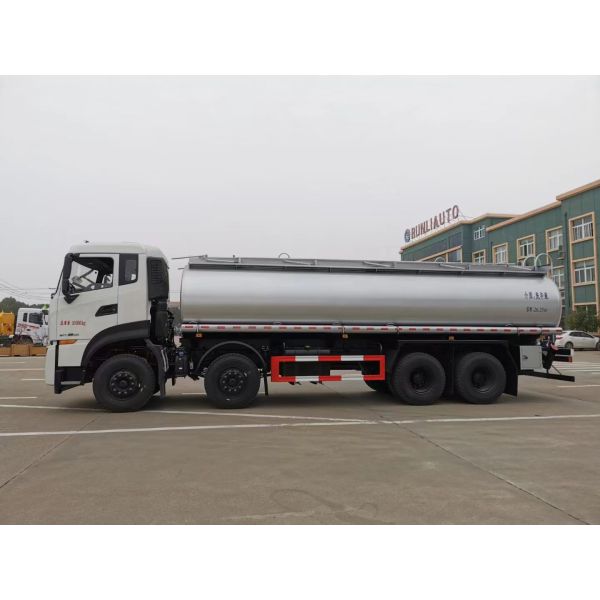 Camion de ravitaillement Howo 8 * 4 35 000L de China National Heavy Duty Truck