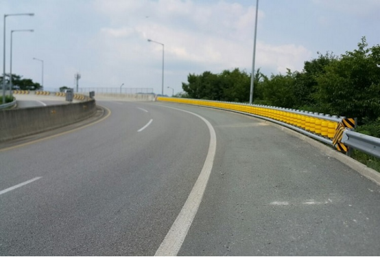 Roadway Traffic Rolling Type Safety EVA Roller Barrier ISO Standard