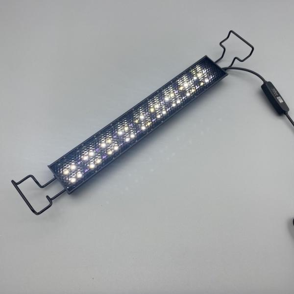 Lumière de reptile UVB à spectre complet LED Lumière de reptile UVB linéaire pour serpent lézard