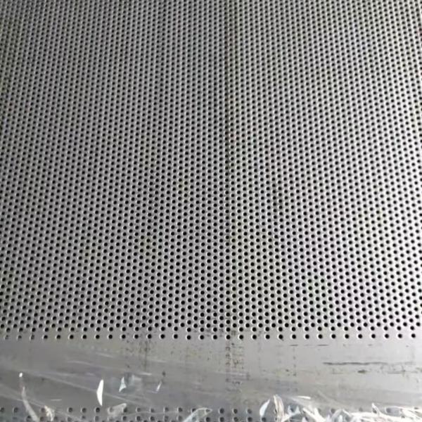 Tôle en acier inoxydable 304 de surface 2B avec micro-perforations, usinée avec précision pour instruments analytiques et biomédicaux