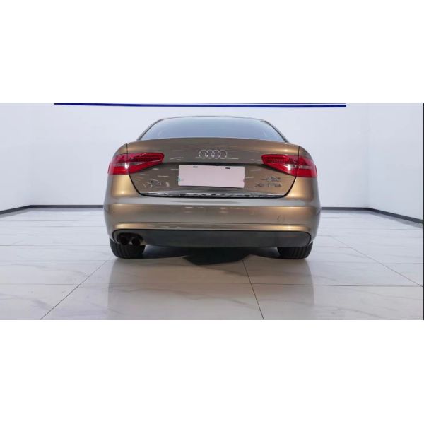 Места черноты автомобиля среднего размера варианта комфорта Audi A4 2.0T внутренние двухсторонние электрические