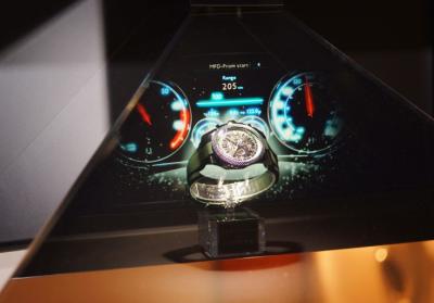 Exposição holográfica 65 da pirâmide alta da definição 3D, produtos da mostra no holograma