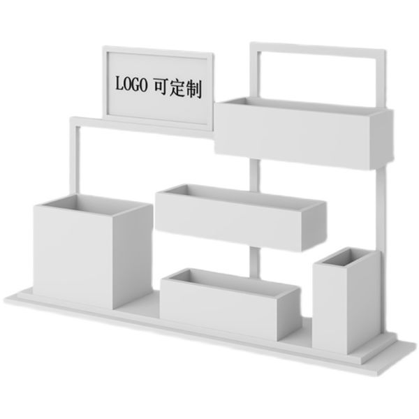 Las macetas al aire libre grandes blancas de jardín se colocan y el sistema de los plantadores