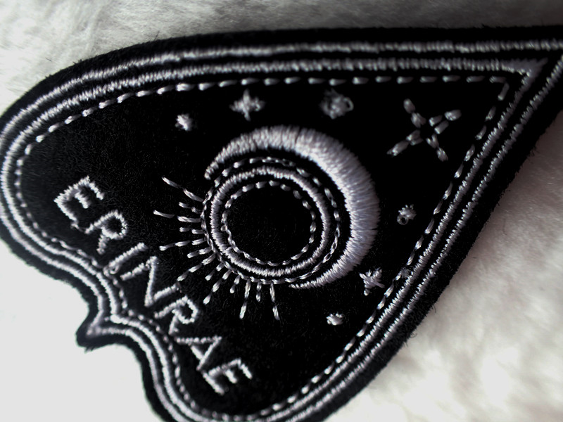 Черные лопаты сердце вышило утюгу синеля на поддержке шьют на заплате ткани