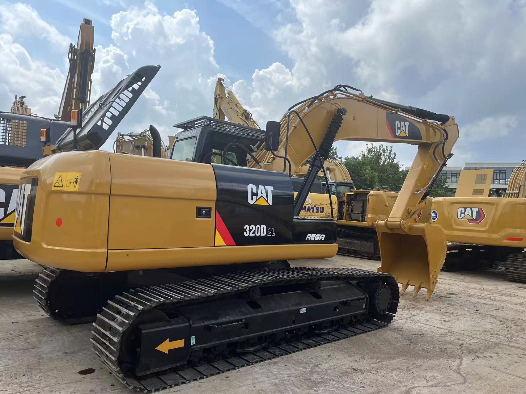 Доступный подержанный экскаватор Cat 320D2L в Дубае