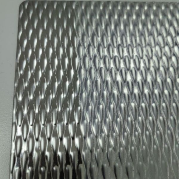 304  1.4301 1.0*1219*2438mm 8K Mirror Finish Stainless Steel Embossed Sheet Anti Slip Customized