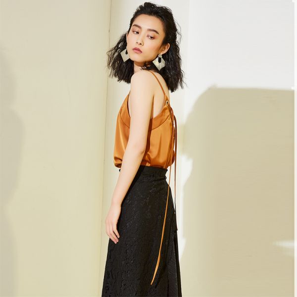 Верхняя часть урожая причудливых безрукавных женщин лета сексуальная