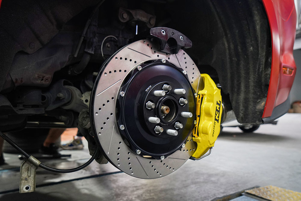 Ford Mustang BBK Brake Kit S40 4 Пистоновый кабельный калибр для задних двойных калибр
