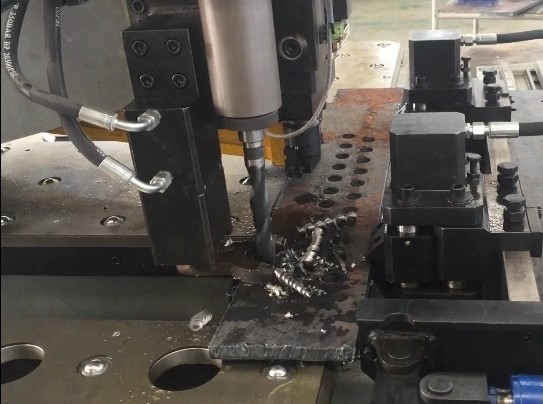 Деятельность машины плиты CNC высокой эффективности пробивая сверля отмечать легкая с быстро- скоростью