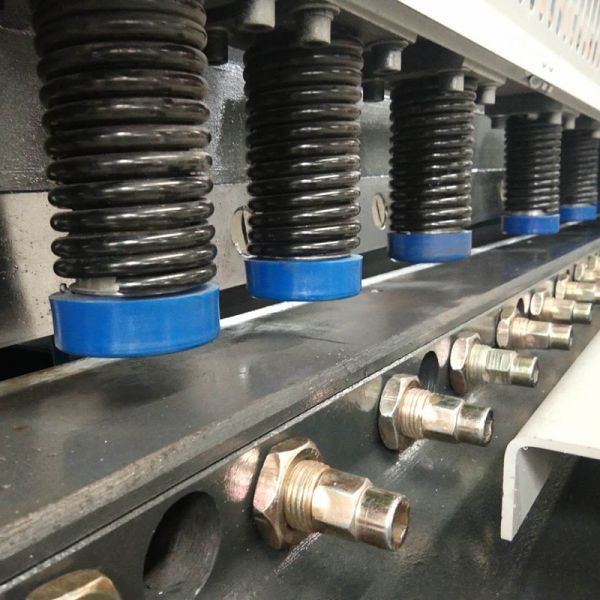 máquina de corte del oscilación hidráulico de 4x3200m m con el regulador E21s del NC