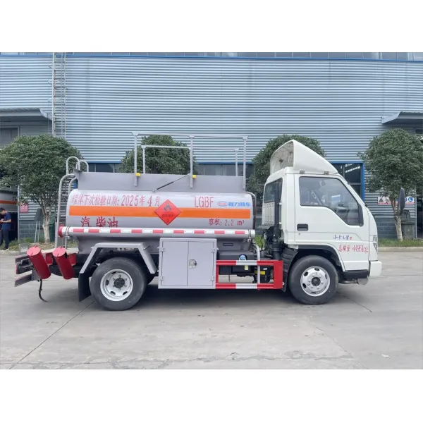 Foton 2000 Liters Small Fuel Tanker Truck for Efficient Transport